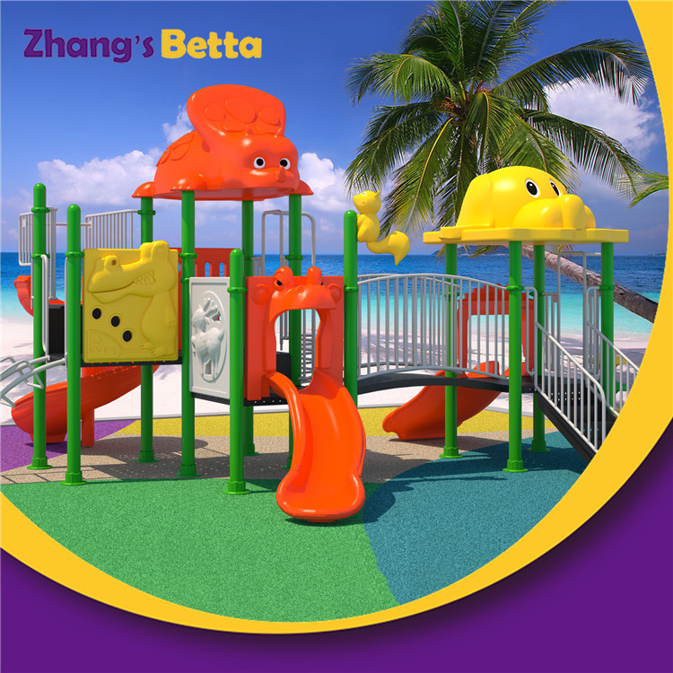 Los ni&ntilde;os juegan juegos de parque para ni&ntilde;os al aire libre tobog&aacute;n