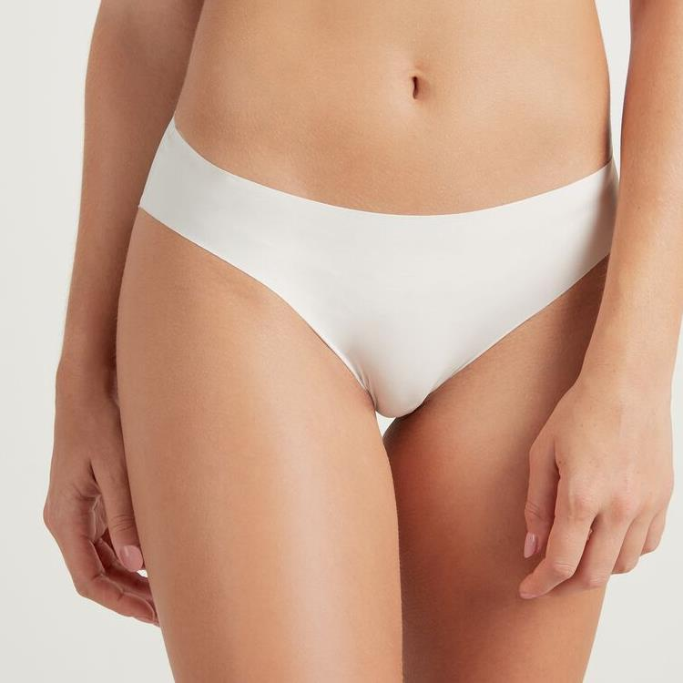 Ropa interior de mujer blanca sin costuras