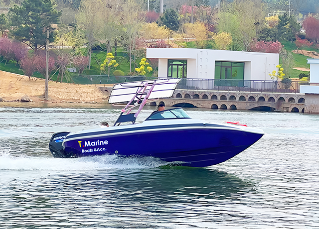 21stop&aacute; 6,3metrov&aacute; jachta Speed ​​Boat pro 8 osob