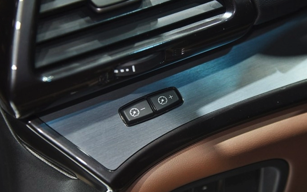 Brushed Anodized Aluminum Plate In Automotive Interior لوحة الألومنيوم المؤكسدة المصقولة في داخل السيارات