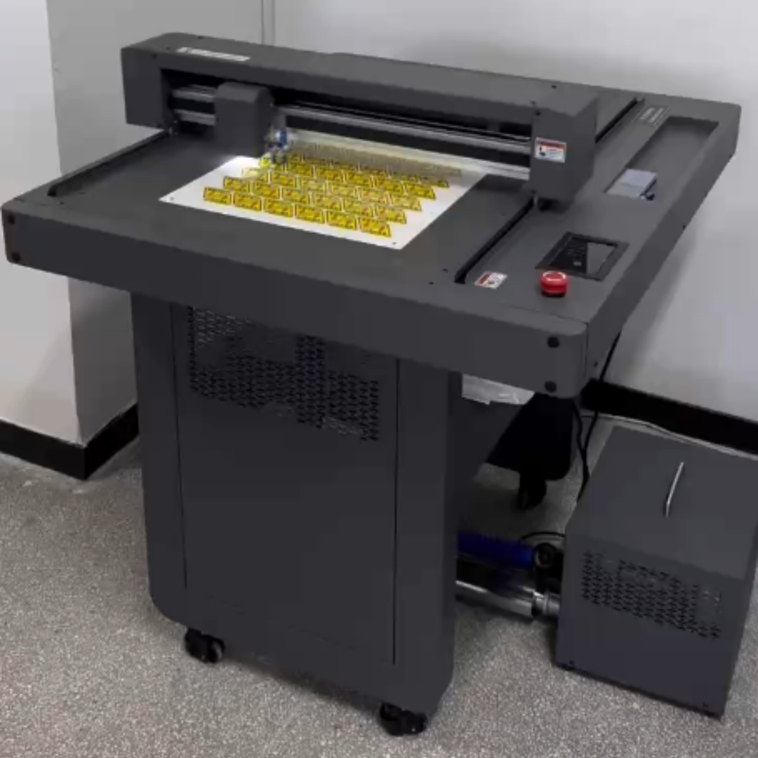 A die cutting machine Una máquina troqueladora