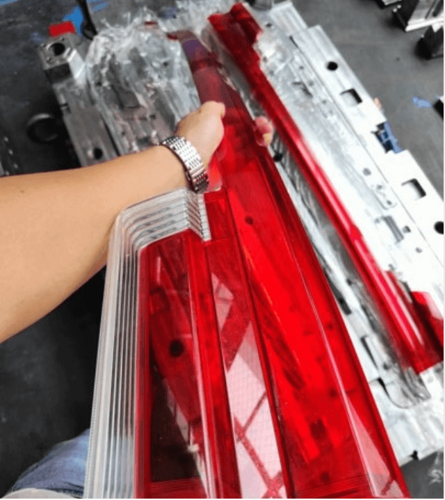 Precision Two-color Injection Mold for Automotive Headlights قالب حقن دقيق بلونين للمصابيح الأمامية للسيارات
