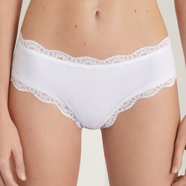 Culotte femme ajustée en dentelle blanche