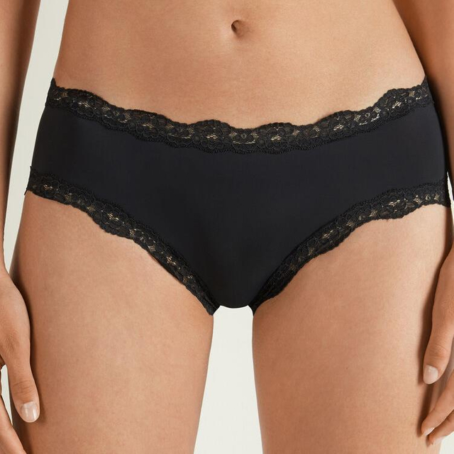 Calzoncillos de dama ajustados de encaje negro