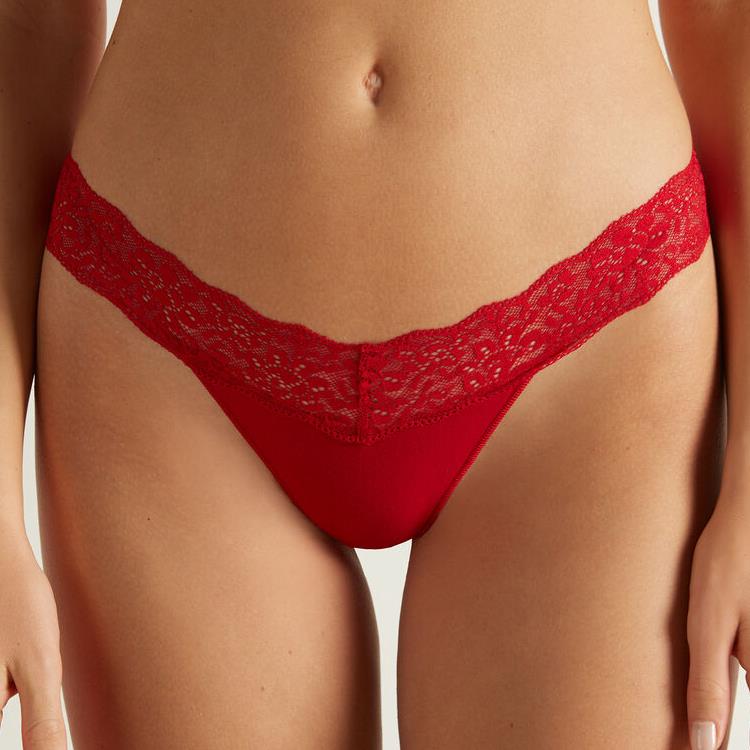 Intimo di pizzo rosso per donna