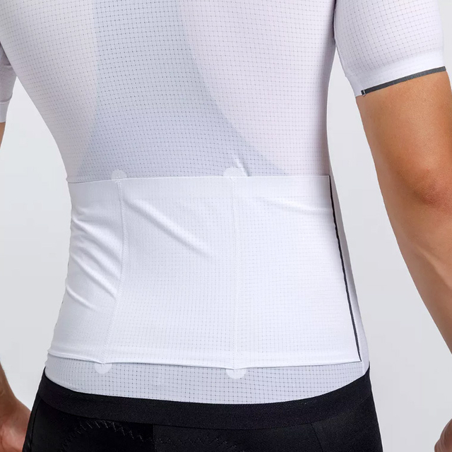 Hombre agradable montar deportes viste