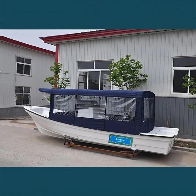 fishing boat with canopy vissersboot met afdak