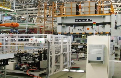 Hydraulische Presse zur Metalloberfl&auml;chenformung