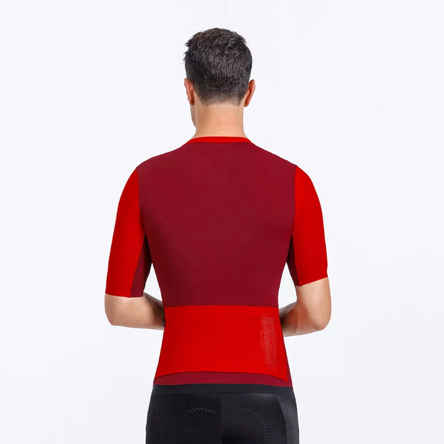 Hombres montando ropa deportiva