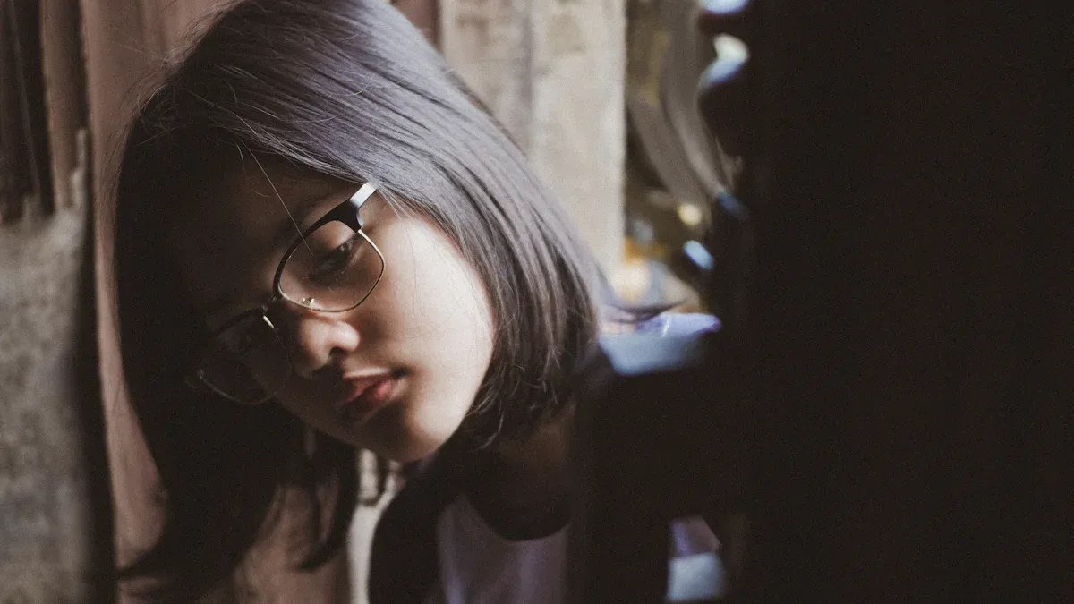 Az eg&eacute;sz napos olvas&oacute;szem&uuml;vegvisel&eacute;s h&aacute;tr&aacute;nyai