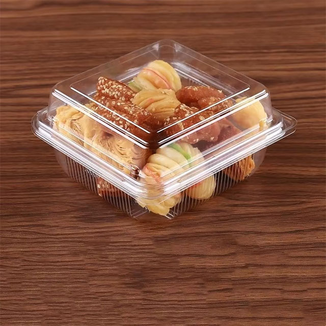 blister pack ブリスターパックが部分的に開かれ、銀箔の裏地で密封された透明なプラスチックのブリスター内の丸い白い錠剤が現れ、清潔な白い表面に置かれている画像。