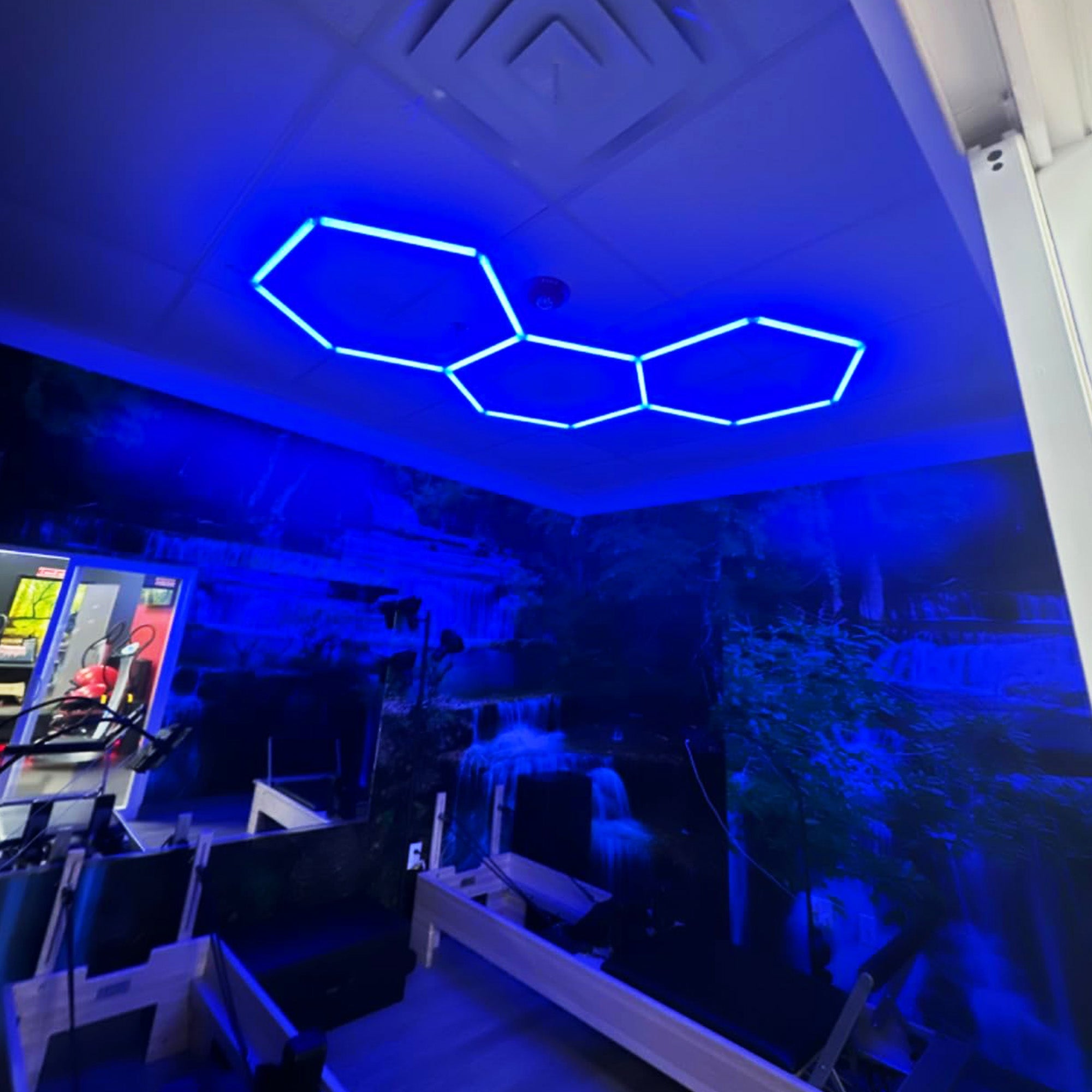 RGB-zeshoekige wandlampen die een productdisplay omlijsten