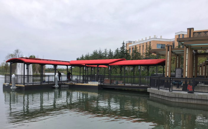 Installazione di pontoni in cemento in un porto turistico commerciale