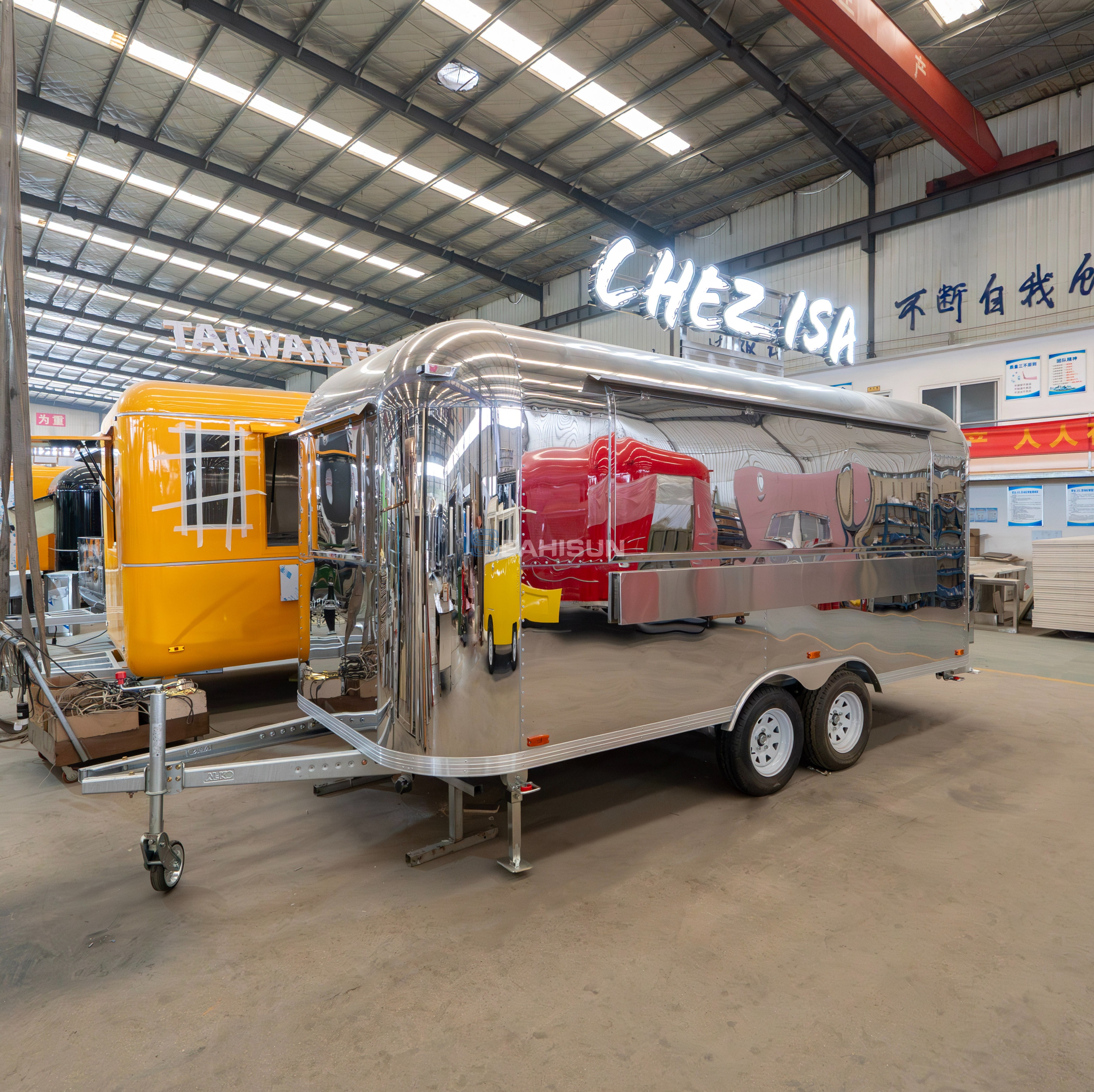 Remorques alimentaires Airstream et Square lors d'un &eacute;v&eacute;nement &eacute;ph&eacute;m&egrave;re de marque