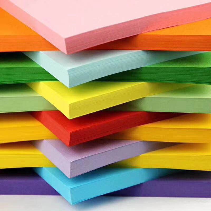 Farbige Kartonmaterialien, die in Strukturprojekten und beim Prototyping verwendet werden