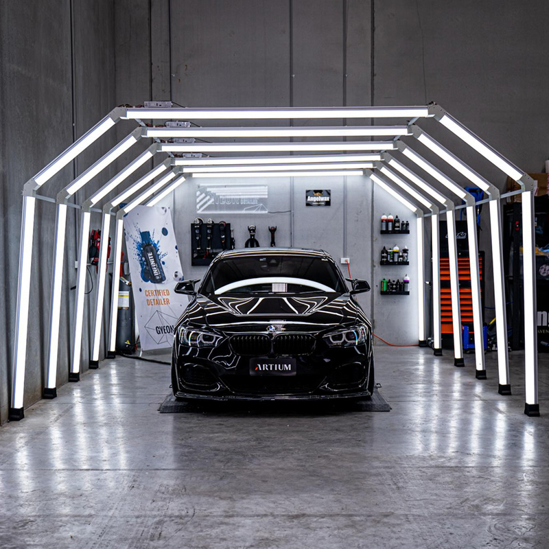 T&uacute;nel de luz LED profissional em uma oficina de detalhamento de autom&oacute;veis