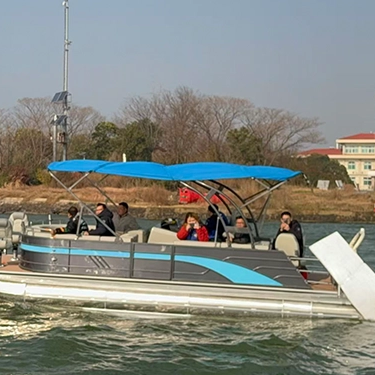 Perbandingan Bot Pontoon vs Bot Dek di atas Air