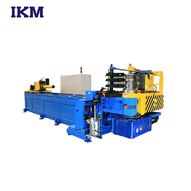 M&aacute;quina curvadora de tubos CNC executando caminhos programados precisos